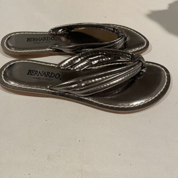 Bernardo Iconic Miami Sandals Metallic Pewter Made Italy Leather Thong Flat 8 - Picture 3 of 7
